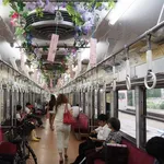 【悲報】汗っかきワイ、電車で前に座っていたJKさんの膝に汗を投下してしまう・・・・・・・・・