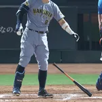 【動画】佐藤輝明さん、身体近くにボールを投げ込まれてキレようとするも外国人Pだと気付いた瞬間引っ込むwwwww