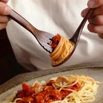 【悲報】男のくせにパスタをスプーンの上でクルクル巻いて食べるやつwwwwwwwwww