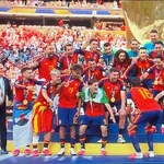 【悲報】スペイン代表の優勝後チーム写真にとんでもないものが映り込んでしまう…