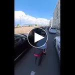 【衝撃】すり抜けバイクさん、突然ドアが開いて挟まる・・・・・・・・・