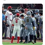 【?報】カープ小園さん、阪神サトテルのプリケツを揉んでしまうwwwwwwwwwwwwwwwwwwwwwwww
