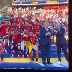 【動画】ドナルド・トランプ、スペイン代表のトロフィーリフトに映り込むwwwww