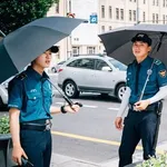 【悲報】日傘男子さん、外国人から死ぬほどバカにされていた…😢ｗｗｗｗｗｗｗｗｗｗ