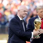 【悲報】トランプ大統領さん、優勝したスペインチームのど真ん中からやんわり排除されてしまうwwwwwwwwww