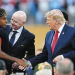 【動画】トランプ大統領、優勝したスペインチームの真ん中に陣取ろうとするもやんわり排除されてしまう