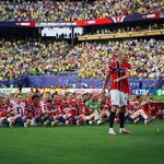 【悲報】NFL選手さん、サッカーW杯で可能ならアメフトも天然芝にと訴える・・・・・・・・・