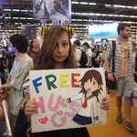 【爆笑】美女さんのフリーハグ、意外とみんなしないwwwwwwwwww