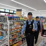 【困惑】制服姿の警官さんがスーパーで買い物しとったんやが・・・・・・・・・