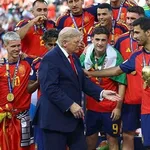【困惑】IOCさん、W杯決勝の歓喜写真でトランプ大統領の右腕だけ残してしまうｗｗｗｗｗｗｗｗｗｗ
