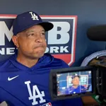 【悲報】ロバーツ監督「大谷の膝が改善しなかったからヒアルロン酸注射を打ち込んだ」