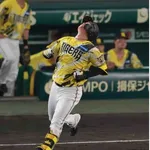 【阪神】森下翔太が右人差し指回す「ホームラン」ジェスチャー　牧秀悟の大飛球が風で戻され
