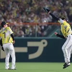 八回失策の森下はベンチに戻るとグラブを投げつける