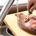 【悲報】ワイ「魚捌くのどうやるんやろｗ」プロ「まずウロコを取りますｗ」・・・・・・・・・