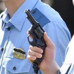 【戦慄】警官に発砲されたコンビニ強盗マンさん「なんで頭撃たない」・・・・・・・・・
