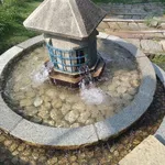 【悲報】いつも公園で飲んでるおっさん、人工川に浸かりながら飲んでる😅ｗｗｗｗｗｗｗｗｗｗ