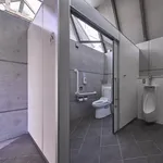 【悲報】駅のトイレで大してたら紙がない・・・・・・・・・