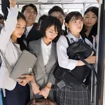 【悲報】チー牛さん、電車に乗ってるだけで晒されてしまう・・・・・・・・・