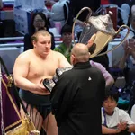 【千秋楽】安青錦が3場所ぶり3度目の優勝 優勝決定ともえ戦で決める 負傷乗りこえ万感 特例で大関復帰を決めた場所での賜杯は史上初