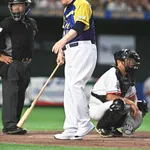 【ドリームマッチ】御年８６歳、代打・張本勲氏　ゆっくりした歩みで打席へ　上原浩治氏の投球に１球でベンチに下がり申告敬遠求める