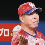 【悲報】中日 井上監督、勝利インタビュー中に電気を消され前半戦終了wwww