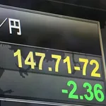 【悲報】円の価値、15年前の半分以下・・・・・・・・・