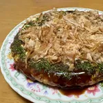 家のお好み焼きって不味いと思ってたけど削り粉入れると化けるな