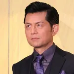 【衝撃】的場浩司さん、植毛手術公表のいしだ壱成さんと肩組み2ショットwwwwwwwwww