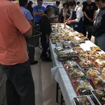 【衝撃】スーパーの半額争奪戦の会場、ガチで戦場すぎるwwwwwwwwww
