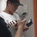 【悲報】 坂本勇人、手帳型スマホケースだったｗｗｗｗｗｗ