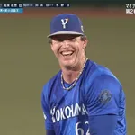DeNA・レイノルズ、ナックルが決まってニッコリ