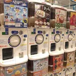 【悲報】良い年してガチャポンの前で足止めてるおっさんｗｗｗｗｗｗｗｗｗｗ