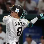 阪神タイガース佐藤輝明、W受賞で賞金200万円!!!