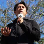 小泉進次郎、演説中にトンボが指先に止まる