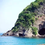 【戦慄】海水浴場で夫と兄を撮影していた女性さん、突然の落石を頭に食らい死亡・・・・・・・・・