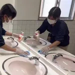 【悲報】トイレ掃除のババアさんにち◯こ見せつけてる奴ｗｗｗｗｗｗｗｗｗｗ