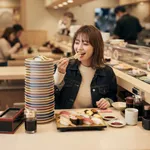 「しゃぶ葉で50皿」「30分でお寿司154貫食べる」超大食いなのに“細くて可愛すぎる”と話題に…食いしん坊女子大生が、大食いインフルエンサーになったワケ
