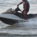 【悲報】大学生さんの水上バイク、浅瀬の友人女性を轢いて死亡させる・・・・・・・・・
