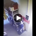 【動画あり】女性店員、棚の上の物を取ろうとしてちょっと失敗してしまうｗｗｗｗｗｗｗｗｗｗｗｗｗｗｗｗ