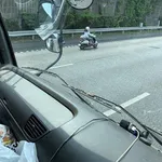 【画像】女さん、バイクが似合いすぎるwwwww