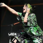 【衝撃】ビリー・アイリッシュ(24)さん、ライブでマンスジが見える衣装を着て炎上ｗｗｗｗｗｗｗｗｗｗ