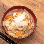 味噌汁作ろうと思うんやが豚バラと玉ねぎと大根は確定として後は何入れよう