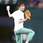 【朗報】日テレの人気女子アナ、始球式でプリケツを晒してしまうｗｗｗｗｗｗｗｗｗｗ(画像あり)