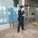 【悲報】警察署に行ったら1mくらいある棒を持った警官さんが市民を威圧してた・・・・・・・・・