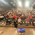 【画像】松本人志さん、大勢の若いファンに囲まれてご満悦wwwwww