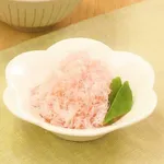 【困惑】ガキのころ弁当に入ってたピンクの粉みたいな食い物wwwwwwwwww