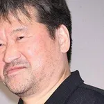 【朗報】佐藤二朗さん「君と生きてきて、本当に良かった」妻とのハグを報告wwwwwwwwww