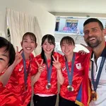【画像】バドミントン女子日本代表「濃いメンツで撮ったw」ﾊﾟｼｬｯ！