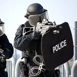 【衝撃】ナイフ犯人さん、警察官が拳銃なしで現行犯逮捕・・・・・・・・・