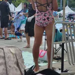 【悲報】プールでピンクのワンピース水着を着ていた男性、警察に連行されてしまう